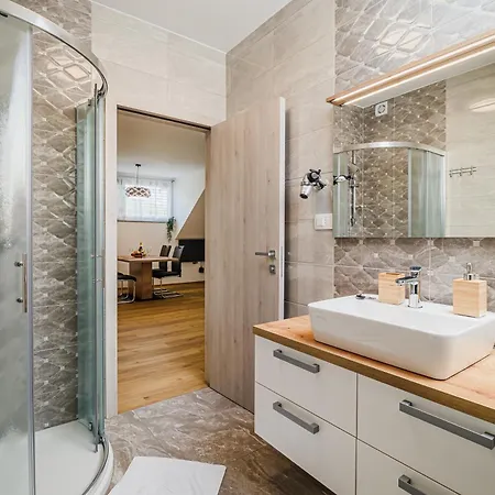 Lägenhet Loti With Private Hot Tub Podbocje