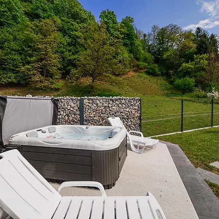 Loti With Private Hot Tub Podbocje