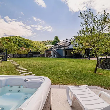 Lägenhet Loti With Private Hot Tub