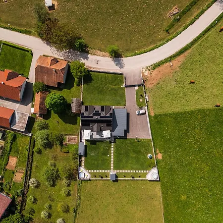 Loti With Private Hot Tub Podbocje